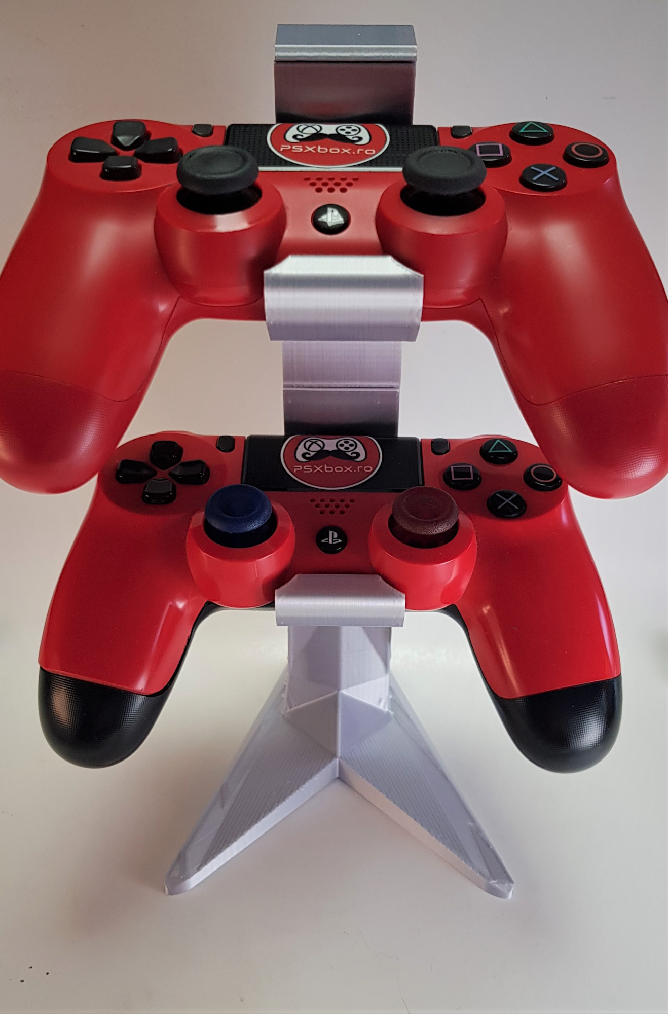 Suport Controllere PS4 dublu - 3D Print. Printeaza-ti proiectul 3d tau sau alege dintre proiectele special culese pentru tine.